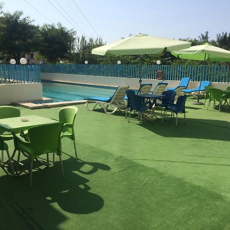 Queens Land Hotel Джуния Екстериор снимка