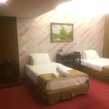 Queens Land Hotel Джуния Екстериор снимка