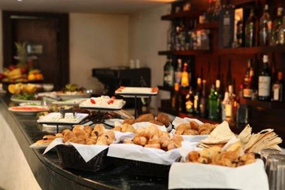 Queens Land Hotel Джуния Екстериор снимка