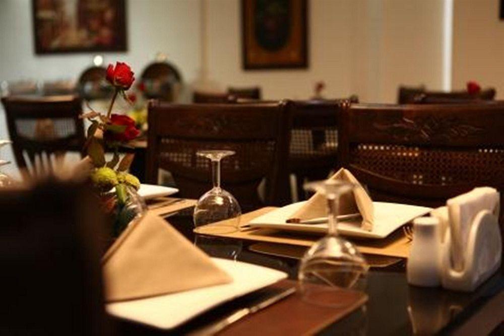 Queens Land Hotel Джуния Екстериор снимка
