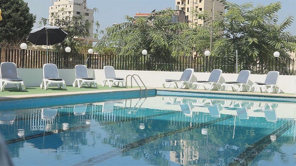 Queens Land Hotel Джуния Екстериор снимка