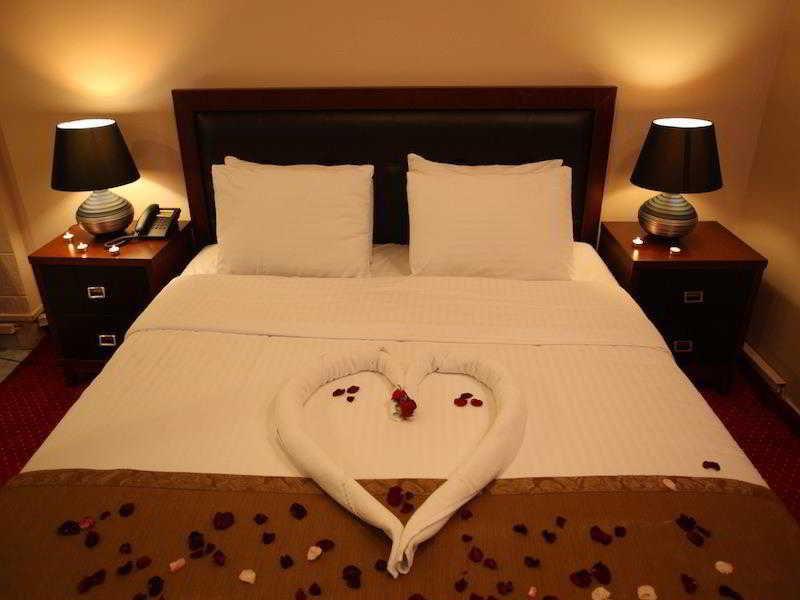 Queens Land Hotel Джуния Екстериор снимка
