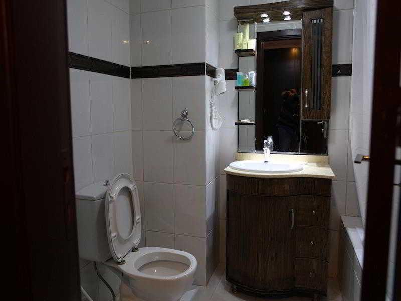 Queens Land Hotel Джуния Екстериор снимка