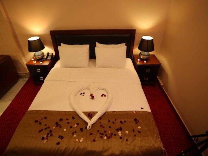 Queens Land Hotel Джуния Екстериор снимка
