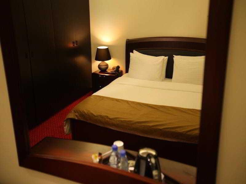 Queens Land Hotel Джуния Екстериор снимка