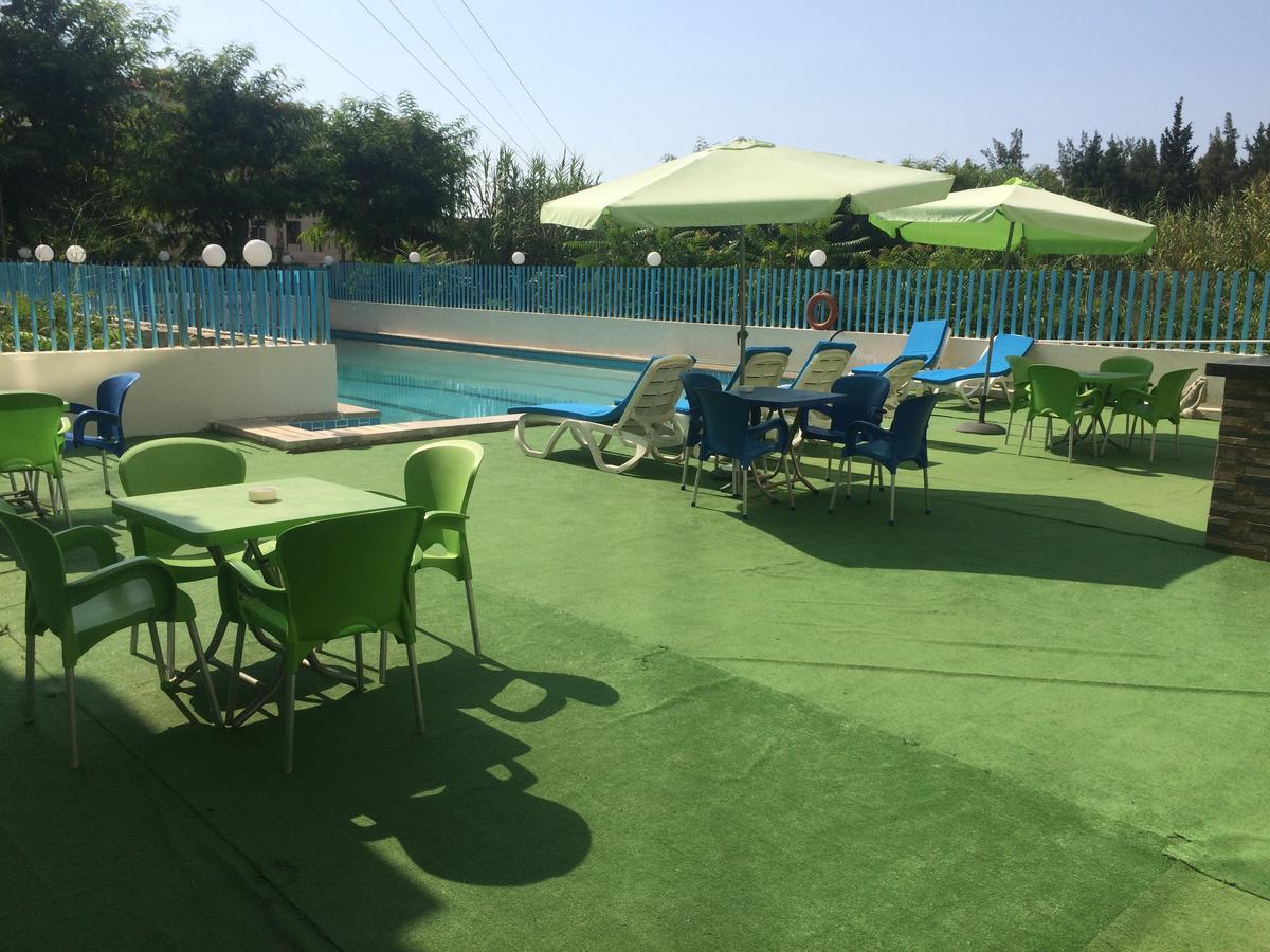 Queens Land Hotel Джуния Екстериор снимка