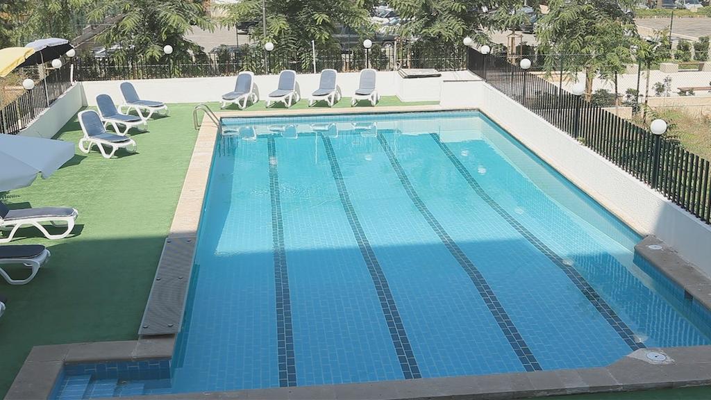 Queens Land Hotel Джуния Екстериор снимка