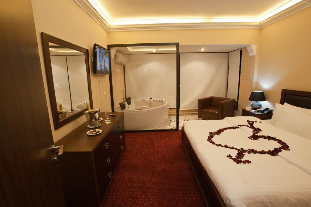 Queens Land Hotel Джуния Екстериор снимка