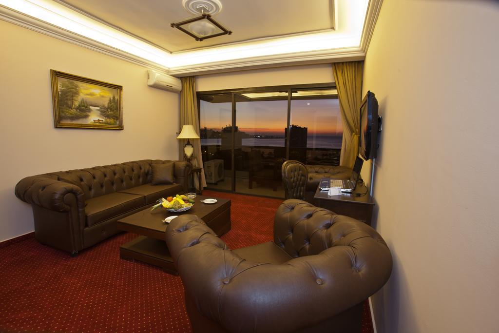 Queens Land Hotel Джуния Екстериор снимка