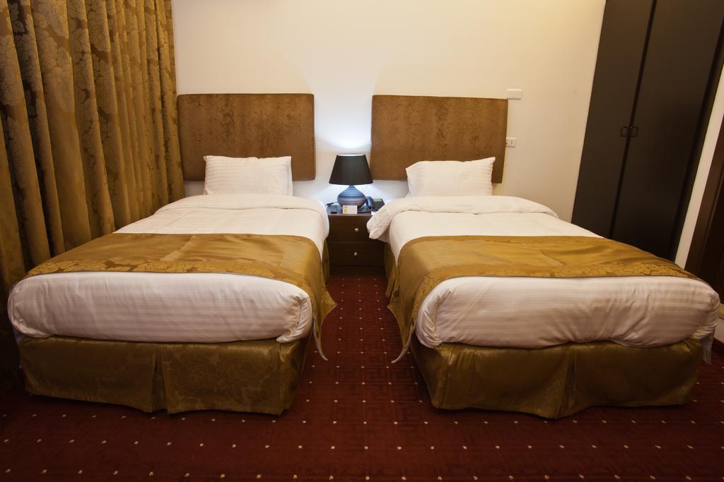 Queens Land Hotel Джуния Екстериор снимка
