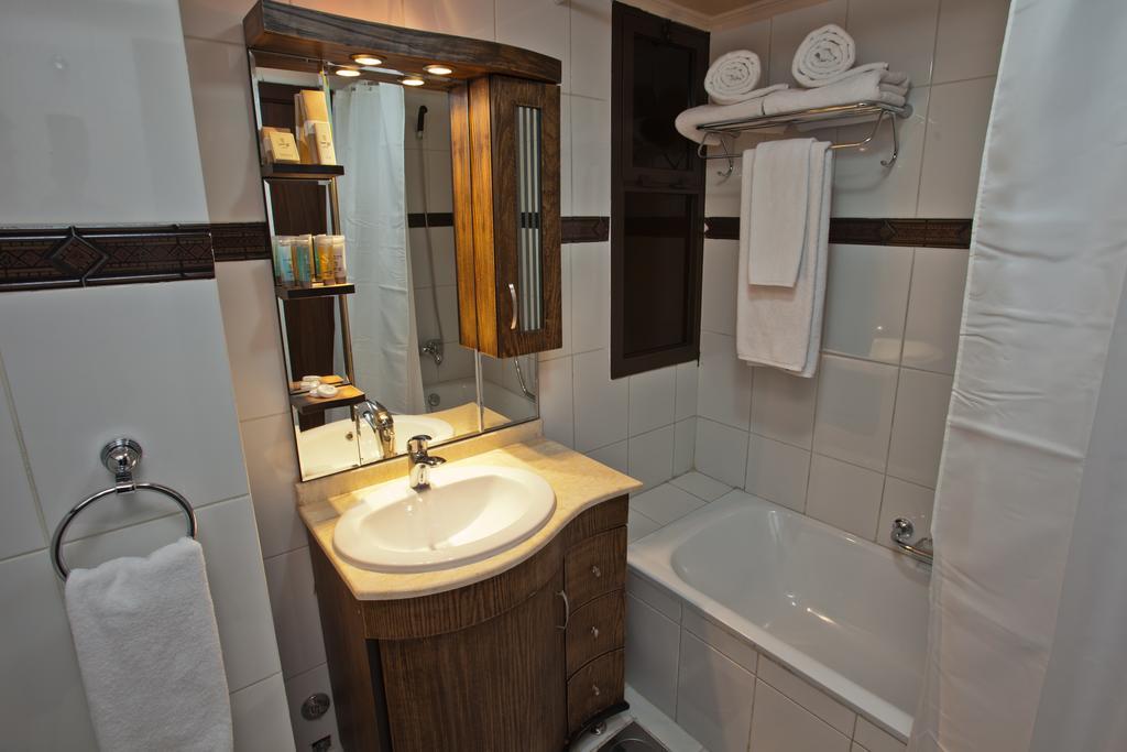 Queens Land Hotel Джуния Екстериор снимка