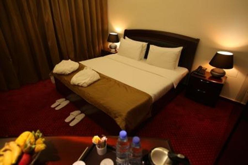 Queens Land Hotel Джуния Екстериор снимка