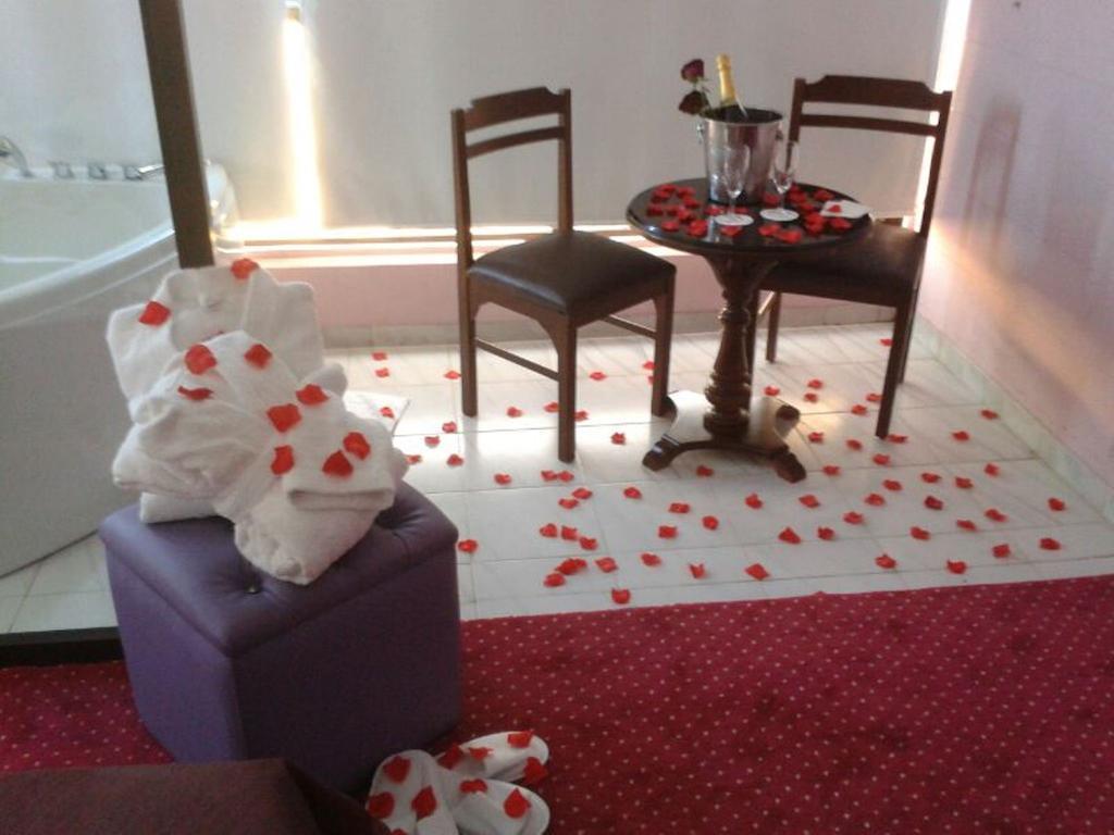 Queens Land Hotel Джуния Екстериор снимка