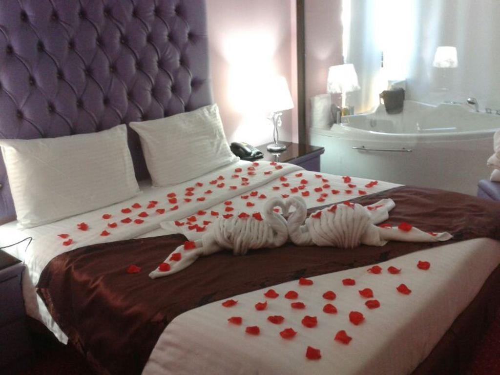 Queens Land Hotel Джуния Екстериор снимка