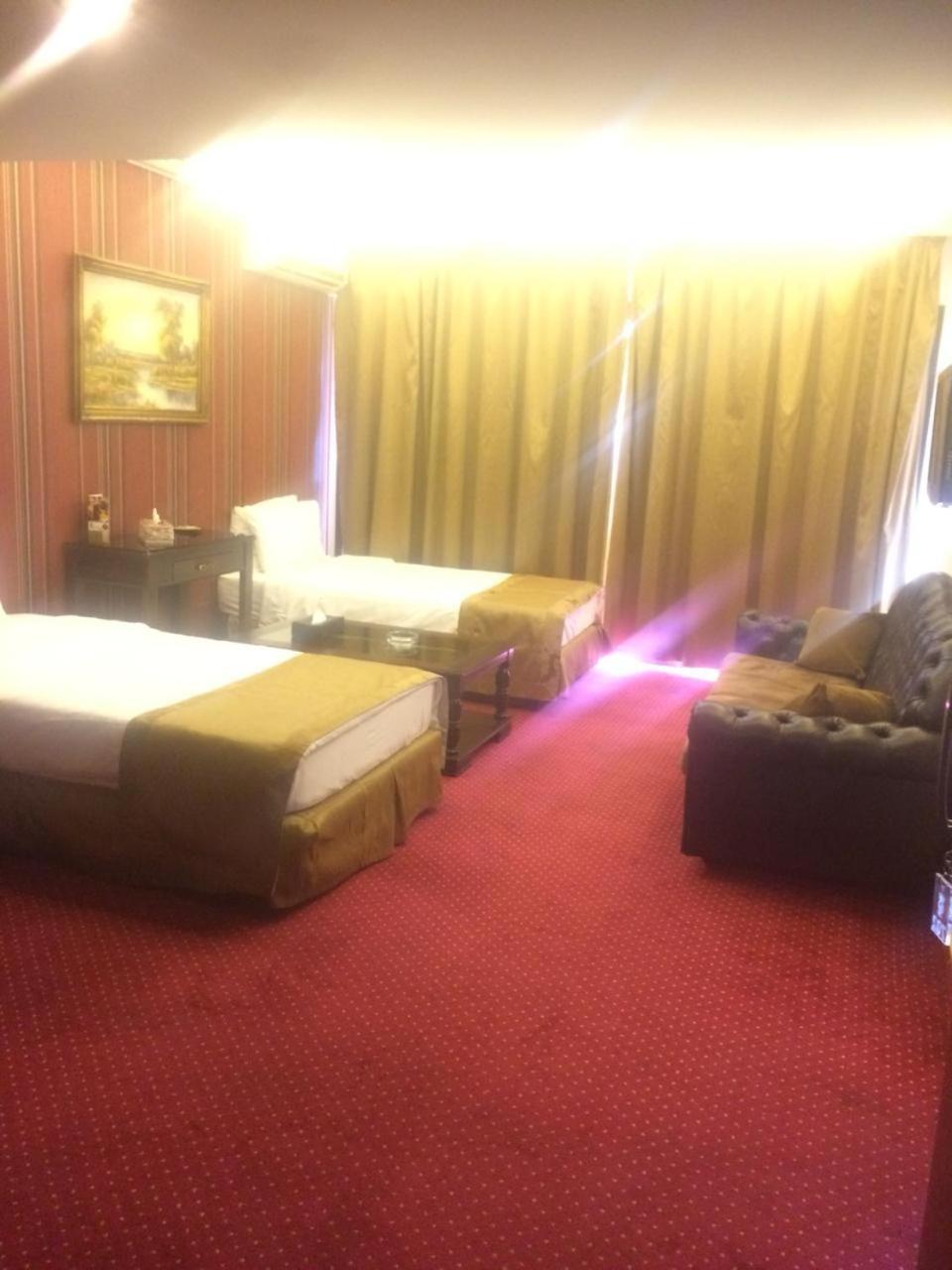 Queens Land Hotel Джуния Екстериор снимка