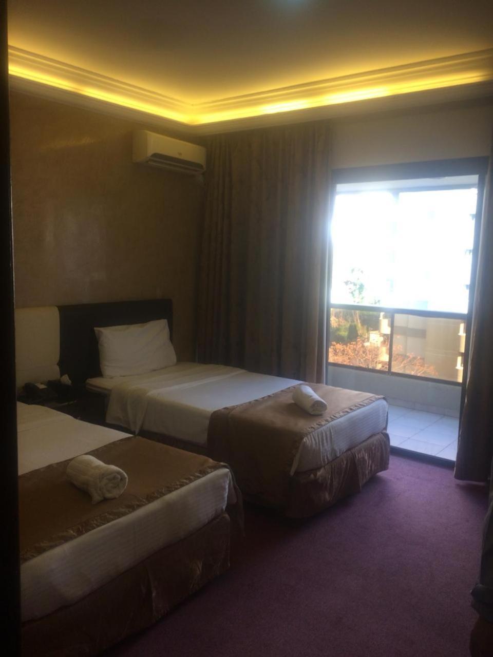 Queens Land Hotel Джуния Екстериор снимка