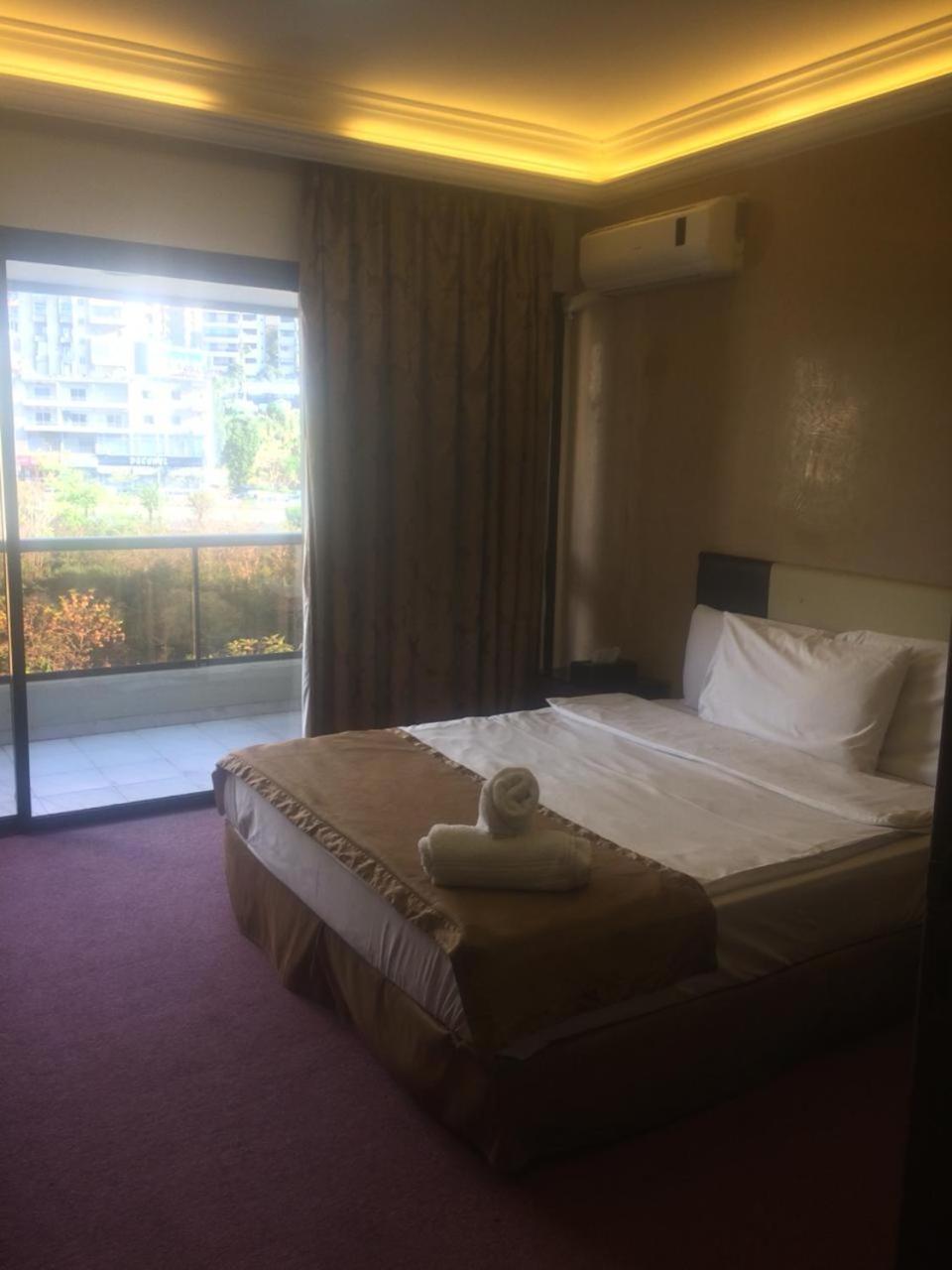 Queens Land Hotel Джуния Екстериор снимка