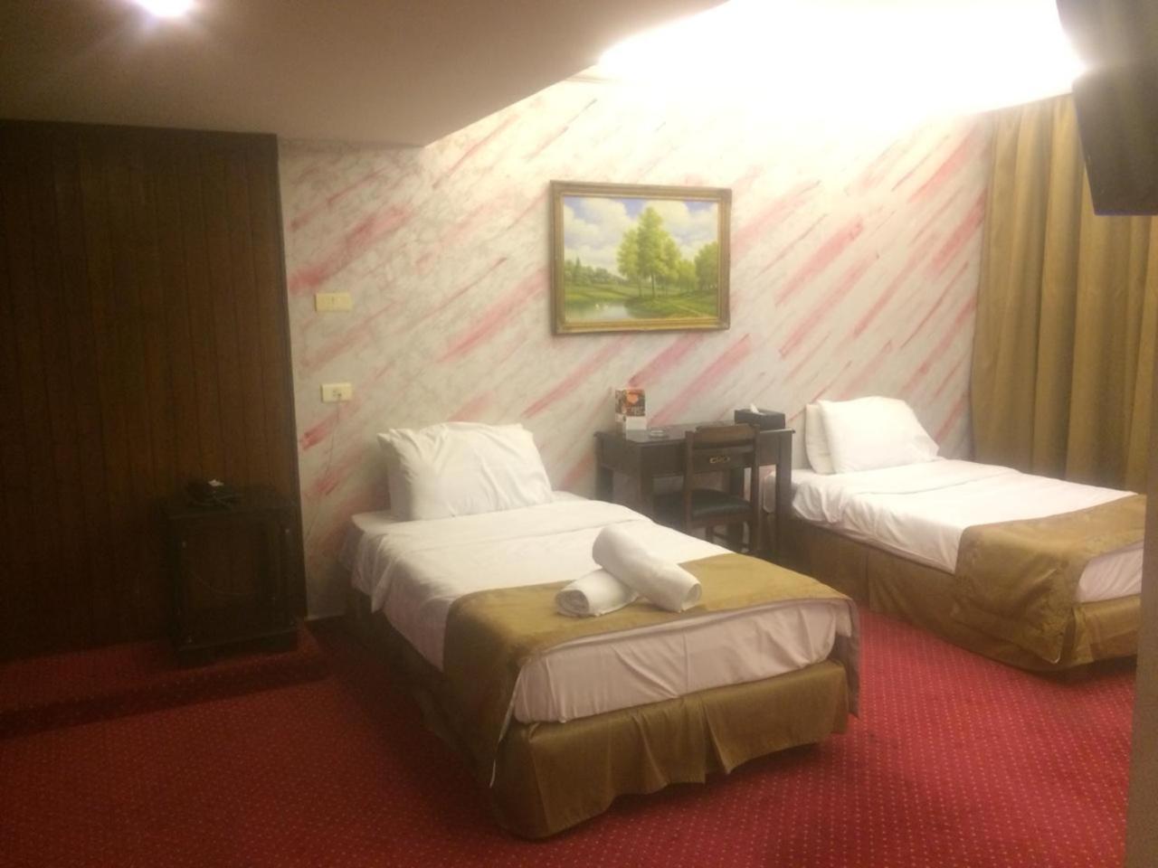 Queens Land Hotel Джуния Екстериор снимка