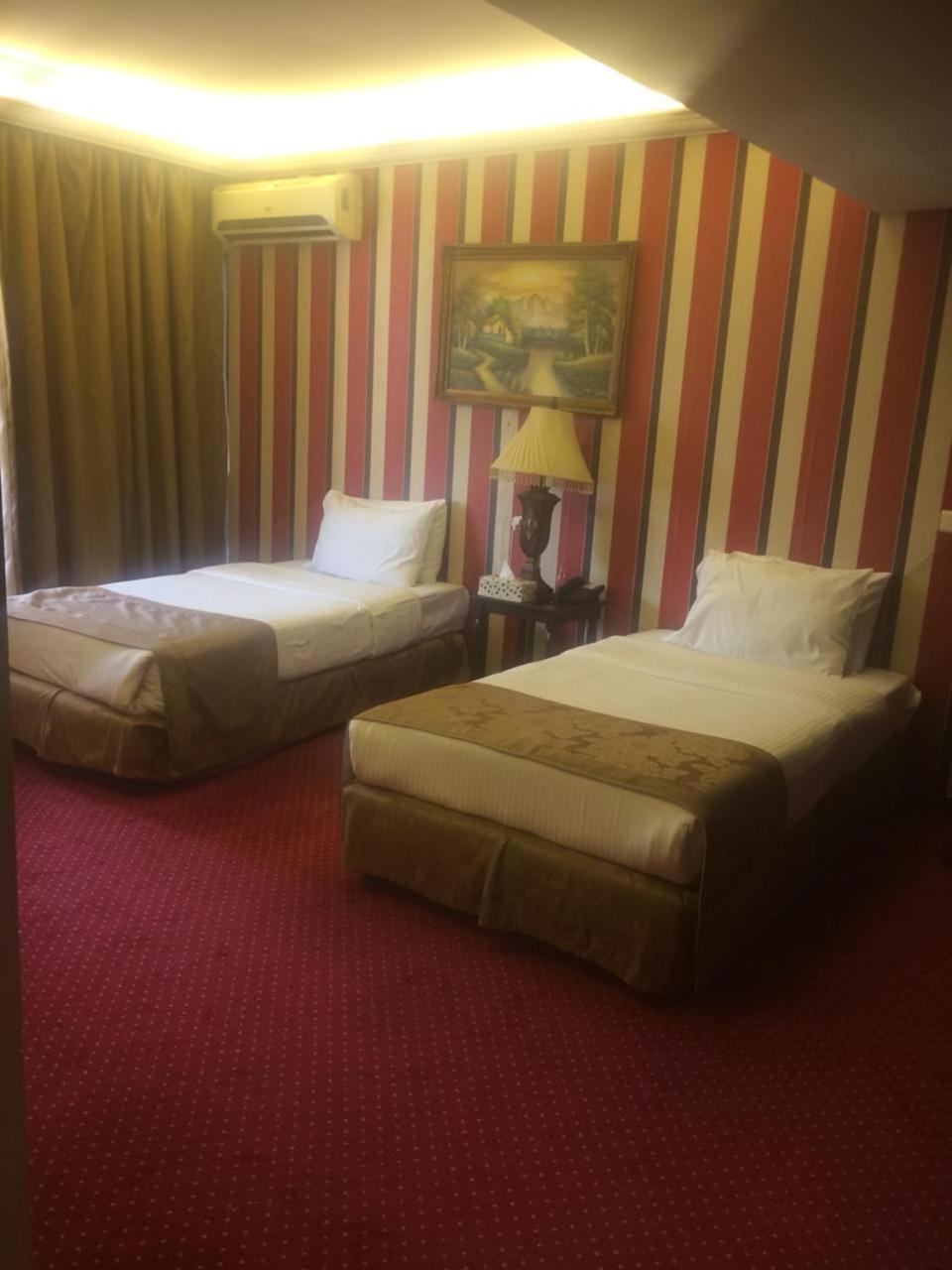 Queens Land Hotel Джуния Екстериор снимка