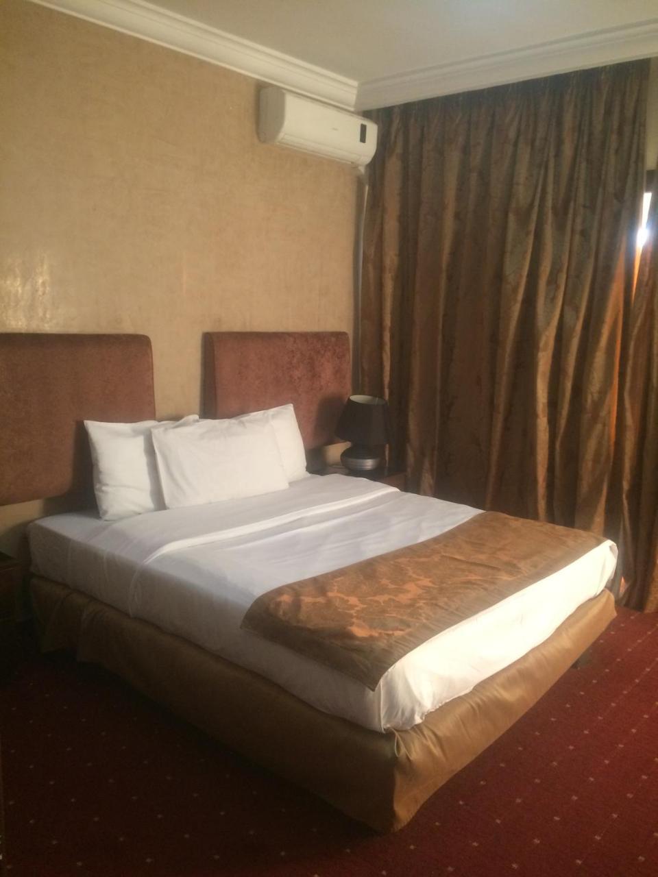 Queens Land Hotel Джуния Екстериор снимка